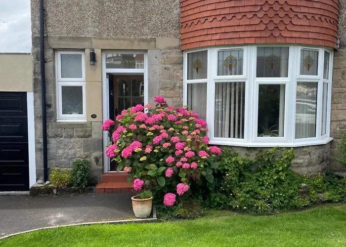Kelvinside, Seahouses, 2 Minute Walk Into Village